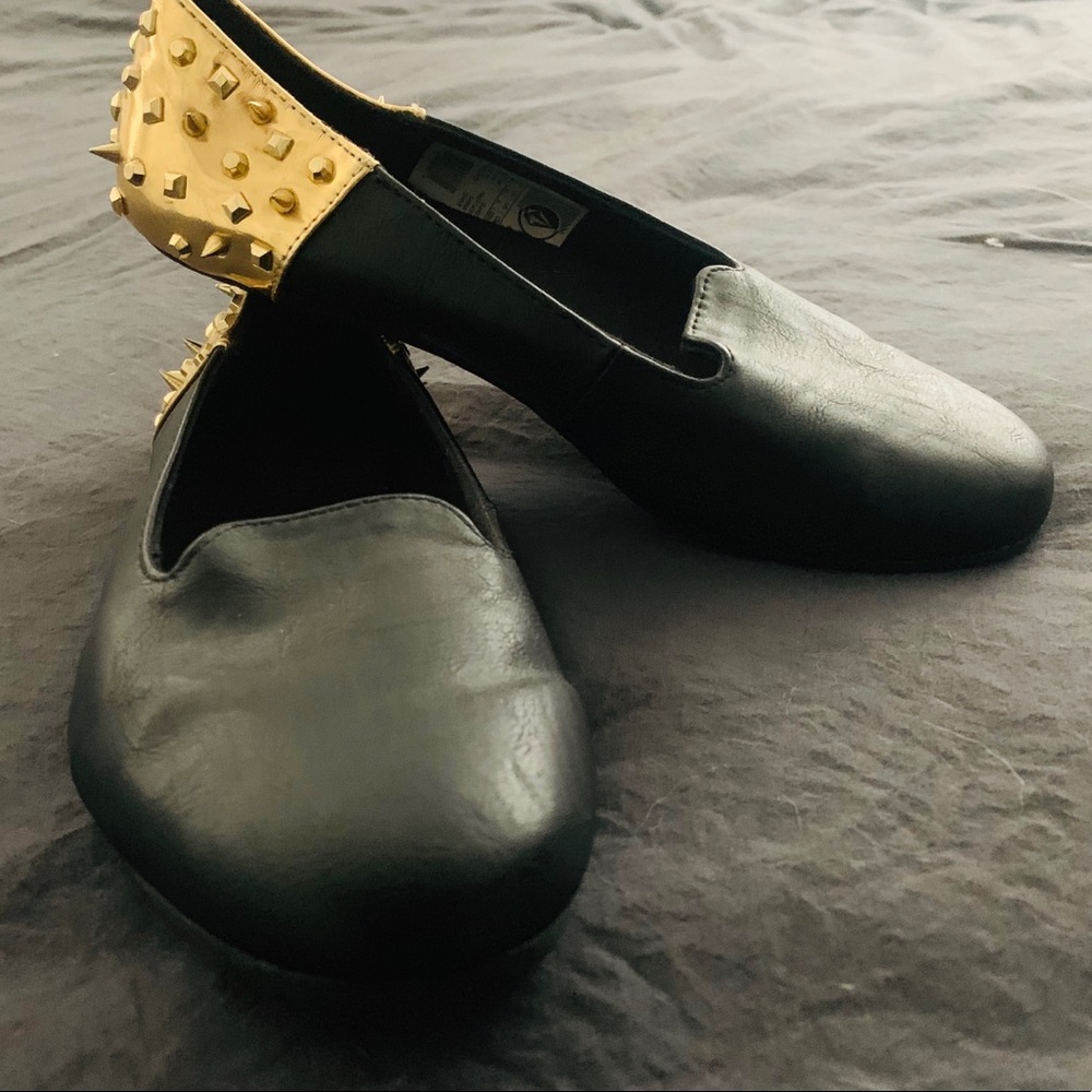 VOLCOM black & gold flats